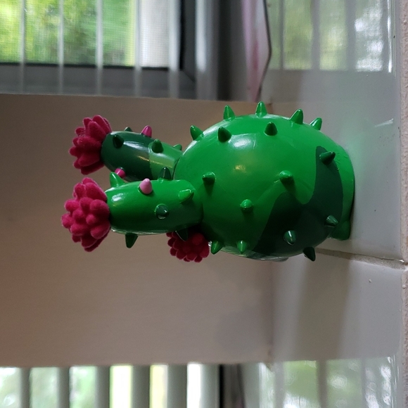 Tokidoki Cactus Bunnies collectible vinyl figure - Petal - Picture 4 of 4